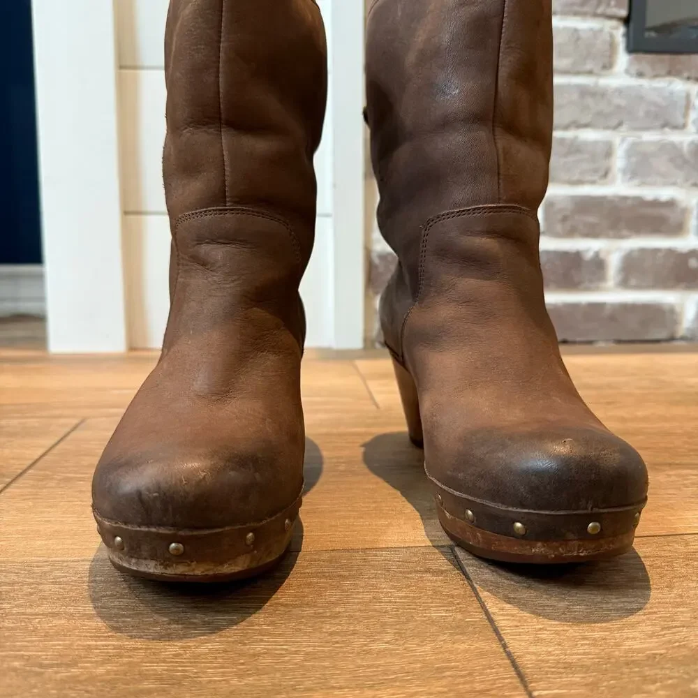 UGG Australia Lynnea Boots Women Size 7 3207 Brown Leather Pull On Studded